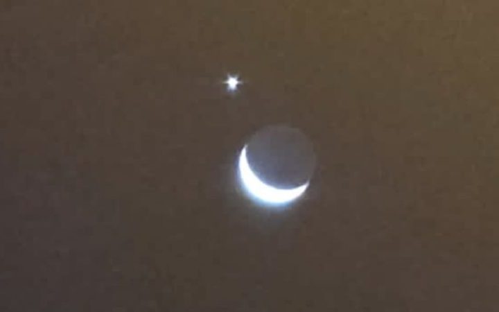 Lua e Vênus formam belo cenário e atraem olhares nesta noite de quarta-feira