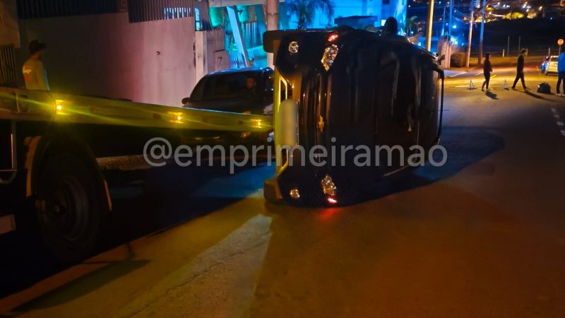 Carro tomba após atingir veículo estacionado em Franca