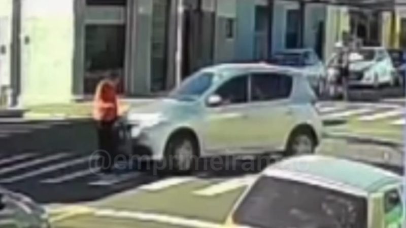 Mulher é atropelada na faixa de pedestres na Avenida Brasil
