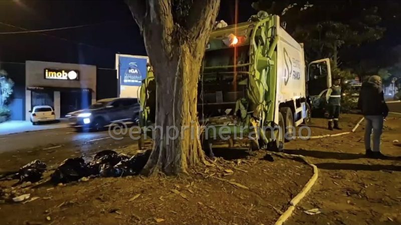 Caminhão da coleta de lixo desce desgovernado e atinge árvore na Major Nicácio