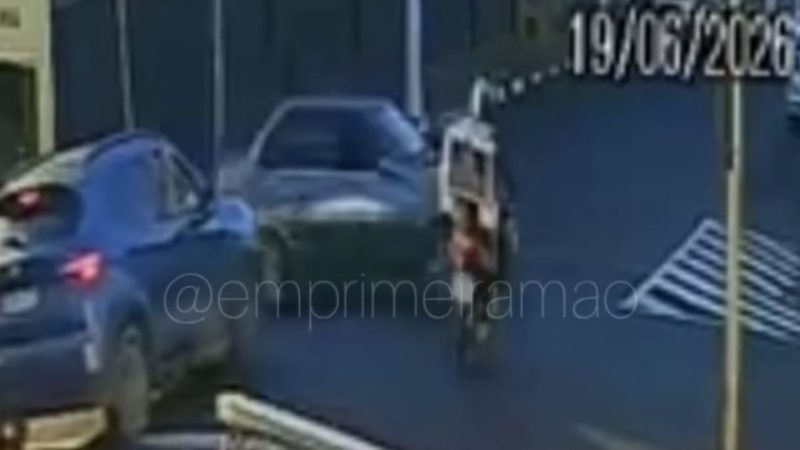 Motociclista fica ferido após ser atingido por motorista que avançou sinal vermelho