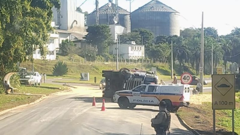 Carreta tomba na MG-344 próximo ao trevo de Cássia