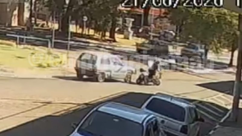 Câmera de segurança registra colisão entre carro e moto em rotatória de Franca