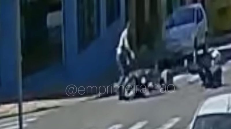 Câmera registra colisão entre motociclista e ciclista no bairro Estação, em Franca