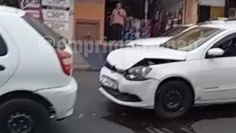 Câmera registra colisão envolvendo quatro veículos na Vila Rezende