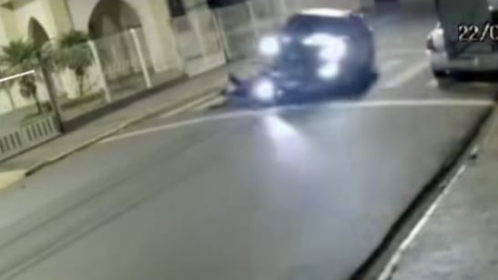 Câmera registra carro atingindo motocicleta e deixando dois feridos na região