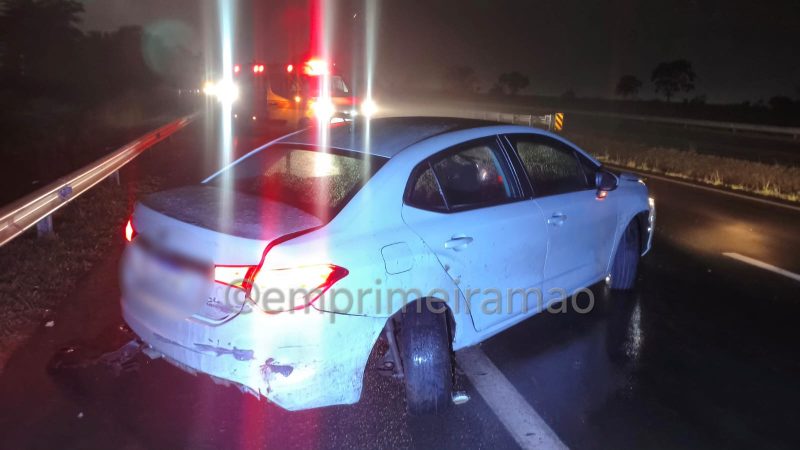 Carro aquaplana durante chuva e fica destruído na Rodovia Prefeito Fábio Talarico