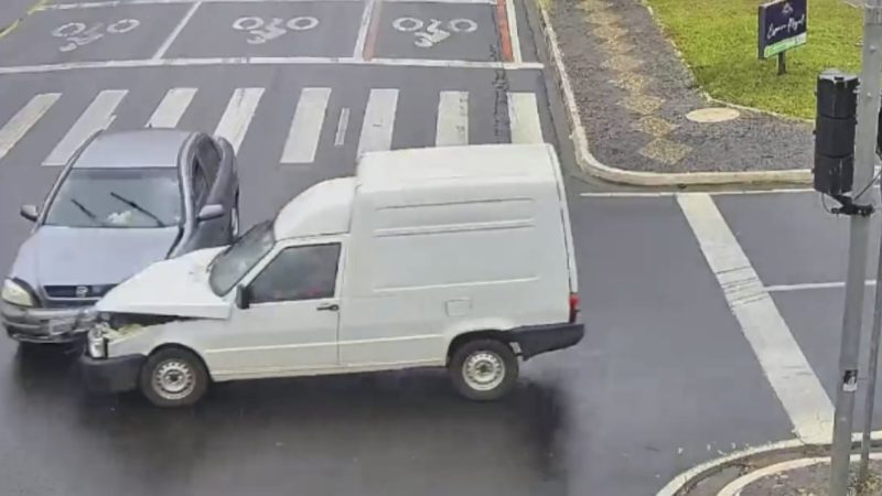 Motorista passa mal e provoca acidente em cruzamento movimentado de Franca