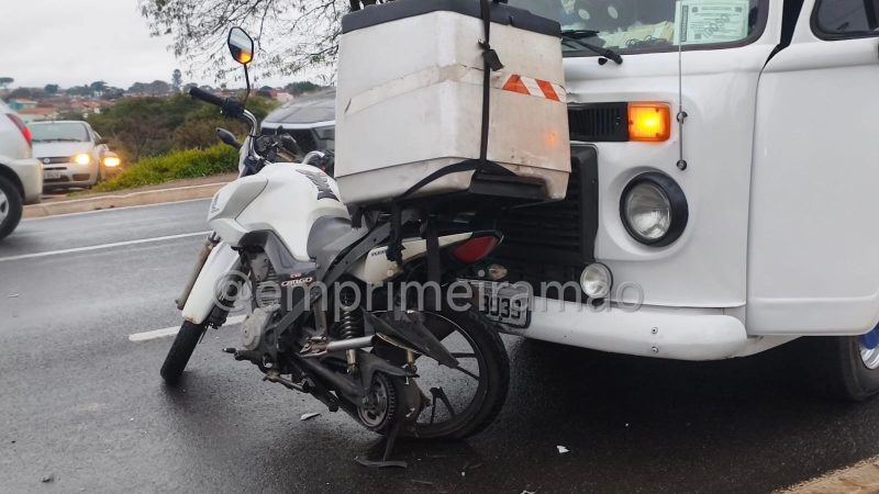 Motociclista fica prensado entre veículos em acidente na Avenida Santos Dumont, em Franca