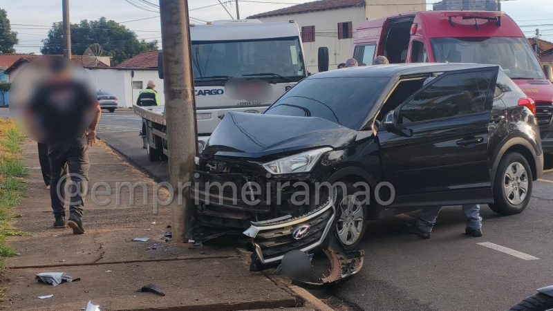 Mulher perde controle de carro e bate em poste no Jardim Francano
