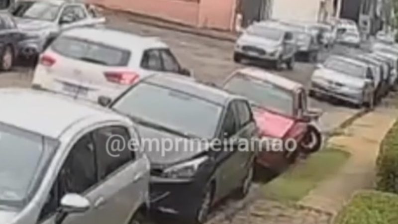 Motorista invade contramão, derruba moto estacionada e foge em Franca