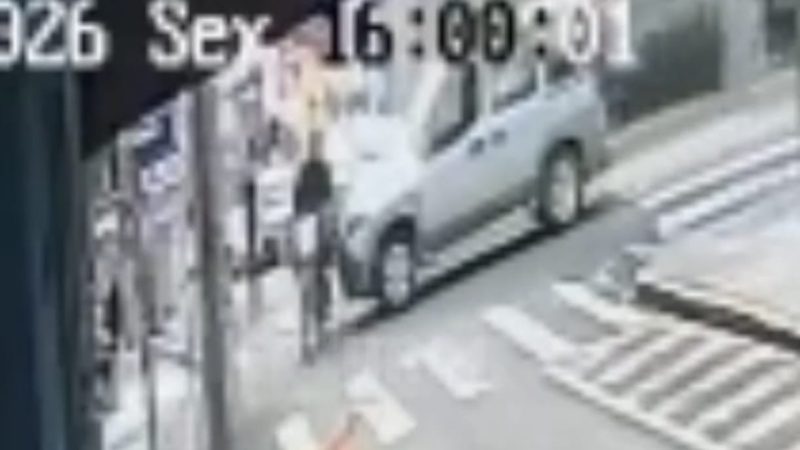 Motociclista avança sinal vermelho e causa acidente no Centro de Franca