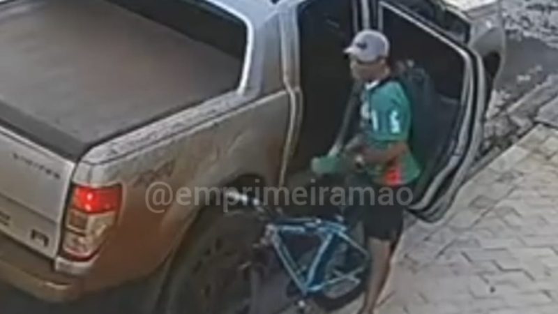 Câmera de segurança registra criminoso furtando objetos de caminhonete em Franca