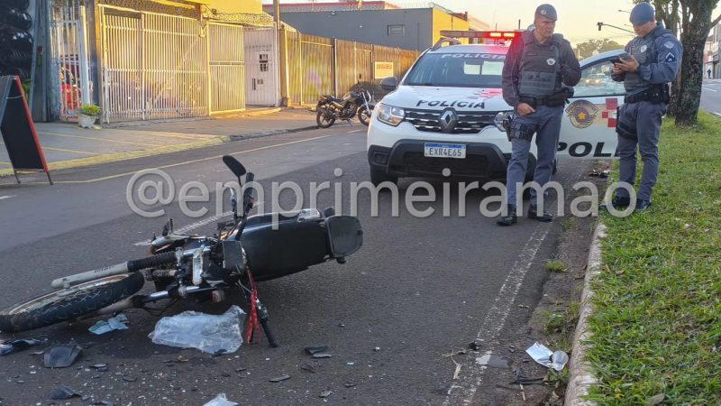 Motociclista fica gravemente ferido após colidir na traseira de carro em avenida de Franca