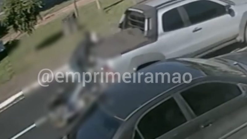 Idoso em mobilete sofre ferimentos graves após colisão traseira com carro em avenida