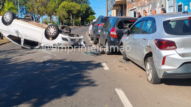 Carro capota após motorista colidir com veículos estacionados em avenida de Franca