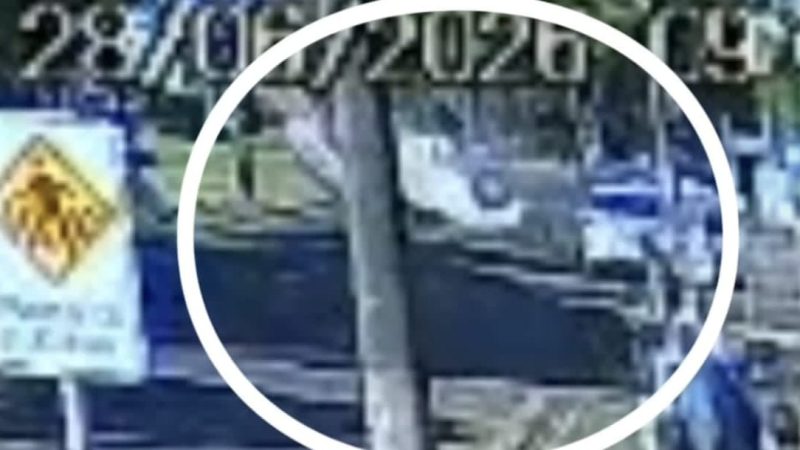 Câmera registra colisão seguida de capotamento em avenida de Franca
