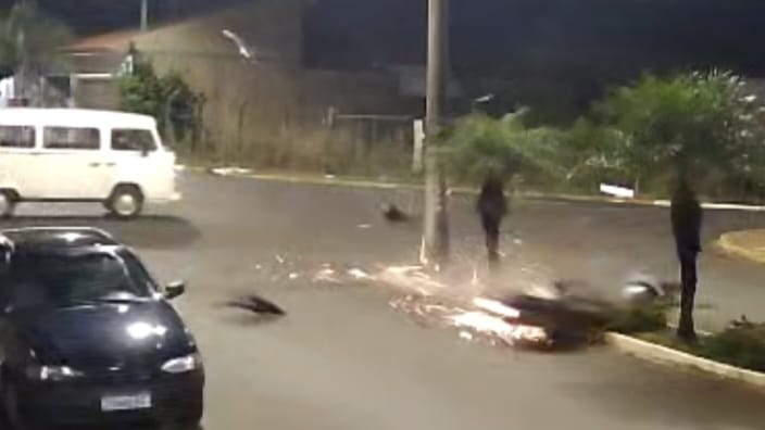 Grave acidente entre moto e perua é registrado por câmera de segurança em Patrocínio Paulista