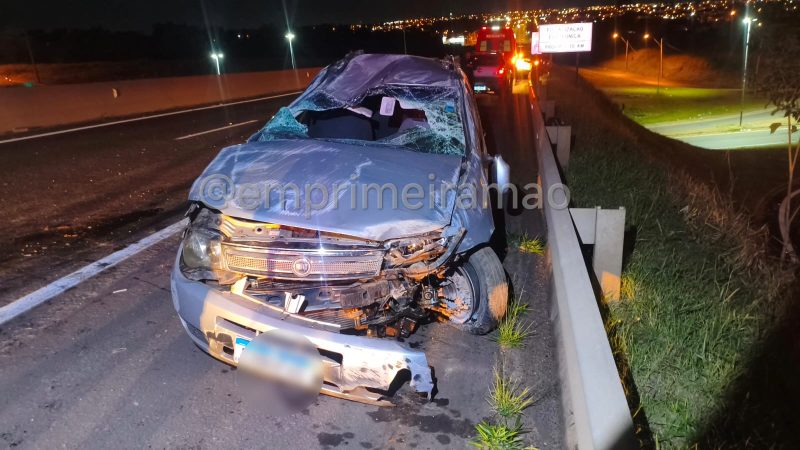 Motorista capota carro após tentar desviar de veículo na Cândido Portinari