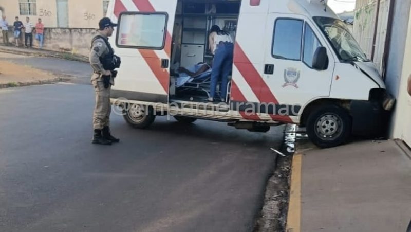 Paciente em surto psicótico foge em ambulância e bate contra imóvel em Ibiraci