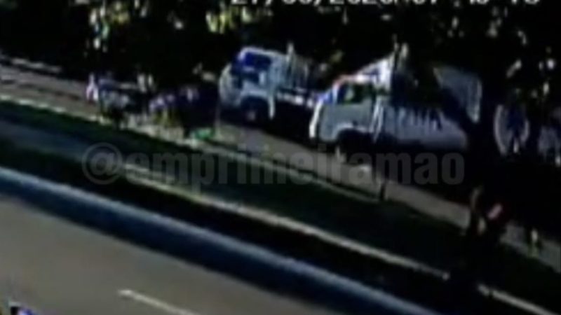 Câmera de segurança registra colisão entre dois caminhões em Franca