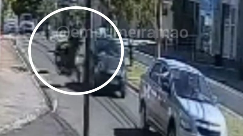 Colisão traseira entre moto e carro é registrada por câmera de segurança