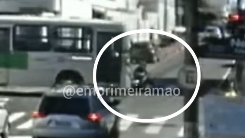 Câmera registra colisão entre moto e ônibus no Centro de Franca