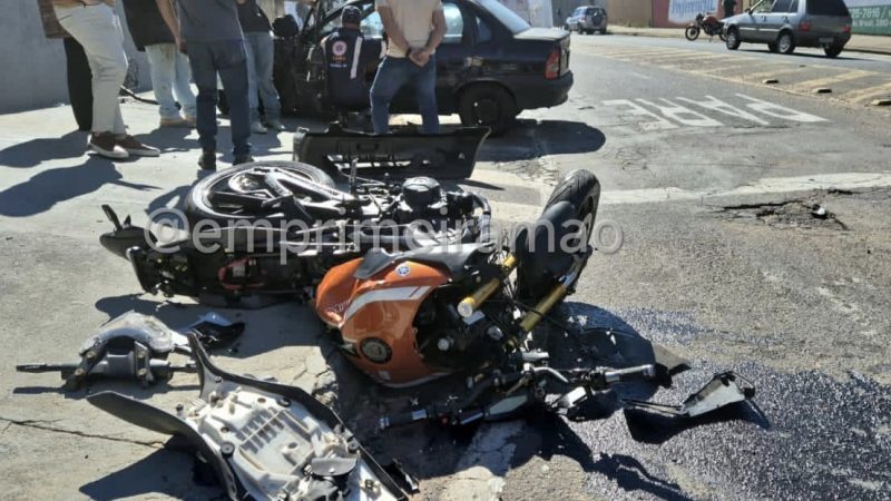 Duas pessoas ficaram feridas após colisão entre carro e moto em avenida de Franca