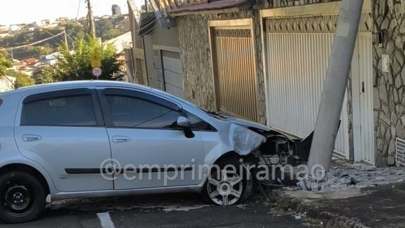 Motorista perde controle de veículo e colide contra poste na região Oeste de Franca