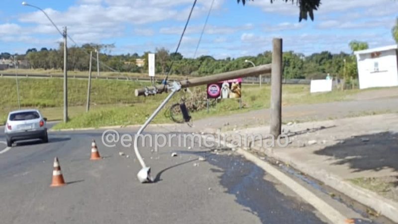 Carreta derruba poste em rotatória do Jardim Paineiras em Franca