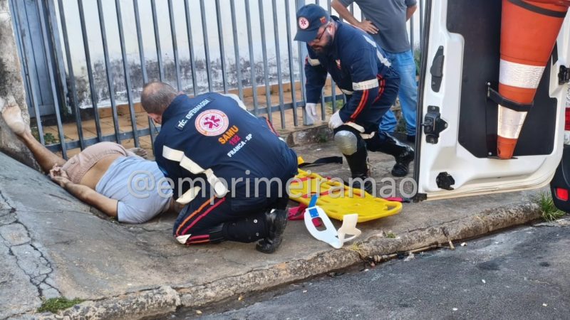 Homem tenta atropelar o irmão, atinge amigo, abandona o veículo e foge