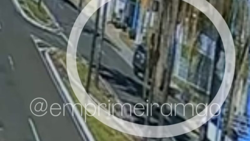 Motorista avança sinal de pare e atinge motociclista em avenida de Franca