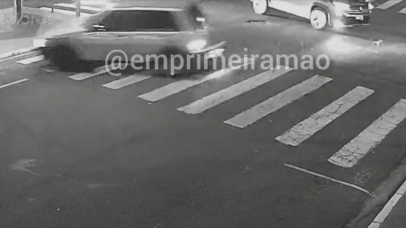 Câmera de segurança registra colisão entre veículos em cruzamento de Franca