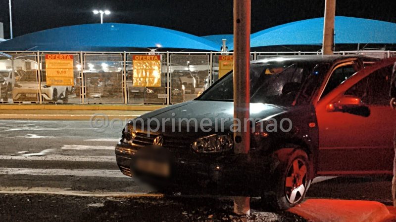 Motorista vai parar na delegacia após bater e derrubar semáforo em avenida de Franca