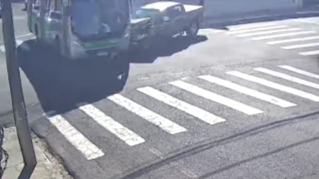 Caminhonete fica destruída após colisão com ônibus em cruzamento de Franca 