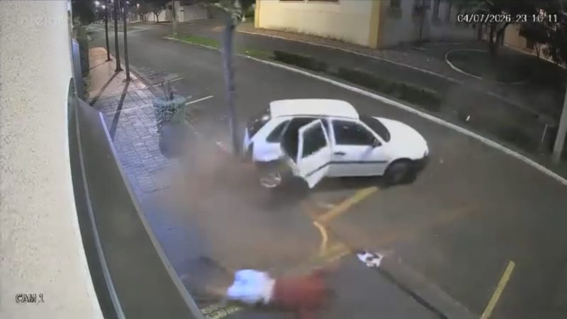 Câmeras registram grave acidente em Orlândia; passageiro é arremessado para fora do veículo