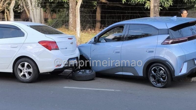 Acidente envolvendo três carros e moto é registrado em avenida de Franca