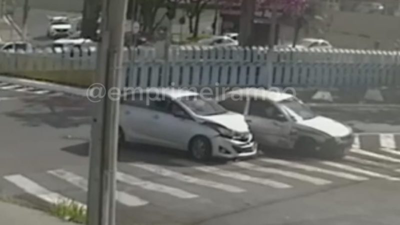 Motorista avança sinal vermelho e causa acidente em avenida de Franca