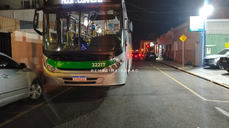 Motorista de ônibus entra na contramão e colide com dois veículos estacionados