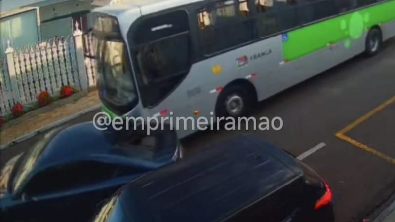 Câmeras registram colisão entre carro e ônibus no bairro Estação, em Franca