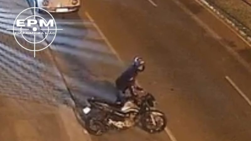 Câmeras registram criminosos furtando moto em avenida de Franca
