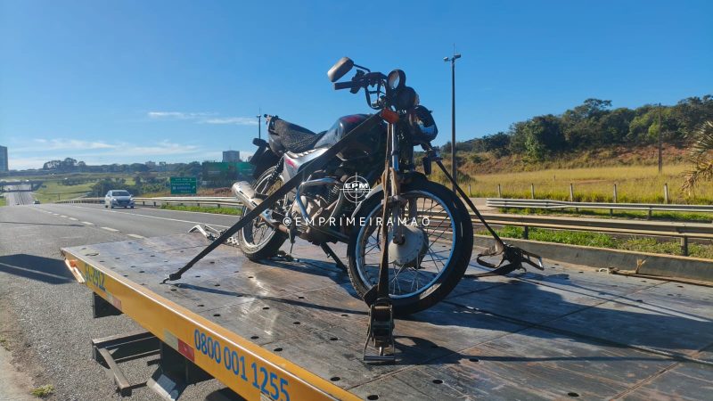 Motociclista perde controle e colide contra defensa metálica em alça de acesso em Franca