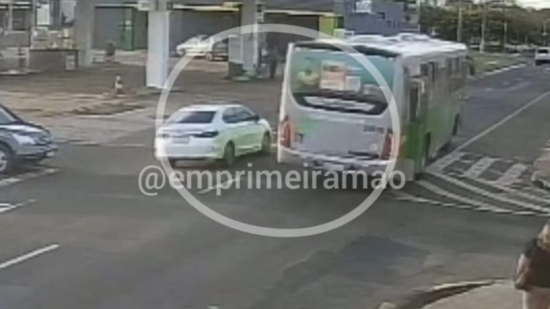 Acidente entre ônibus e carro é registrado na Avenida Chico Júlio, em Franca