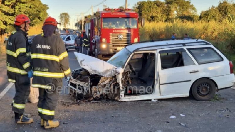 Acidente entre carro e caminhão deixa motorista presa às ferragens na rodovia João Traficante