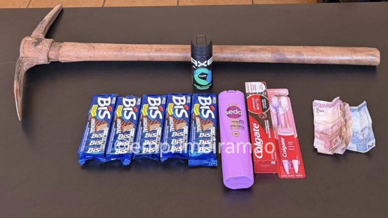 Mulher que usou picareta para roubar supermercado é presa pela Polícia Militar em Miguelópolis
