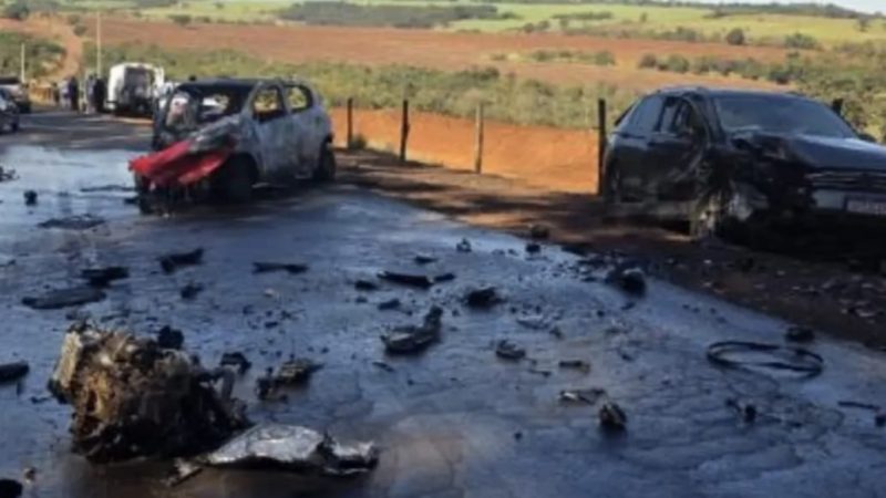 Carro pega fogo após colisão frontal em rodovia da região
