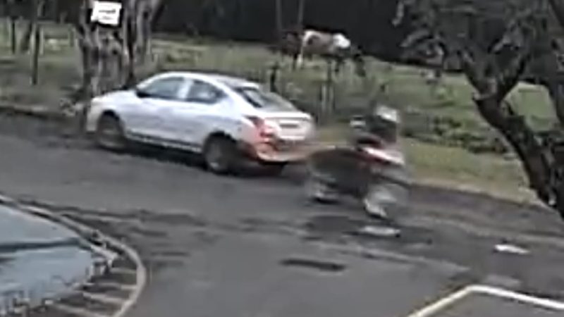 Câmera de segurança registra colisão entre carro e moto no bairro Nova Franca