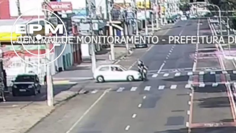 Colisão entre carro e moto deixa mulher ferida em avenida de Franca