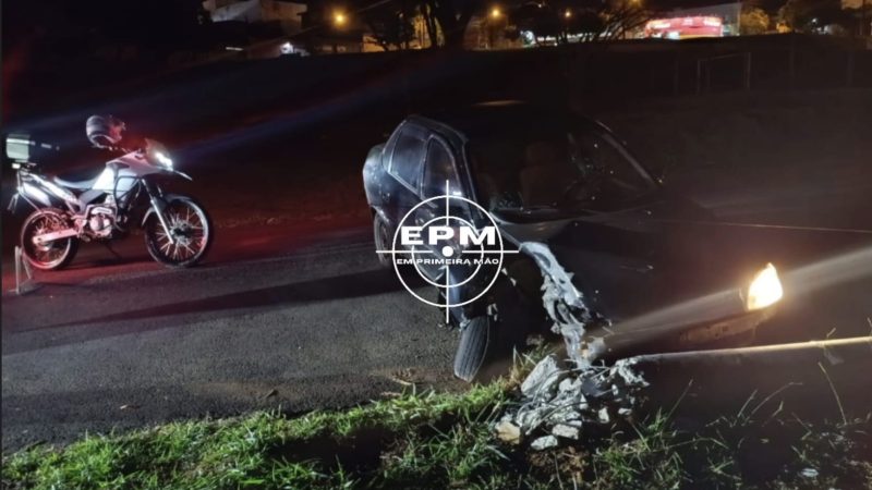 Motorista perde controle, bate e derruba poste no Jardim Luiza, em Franca