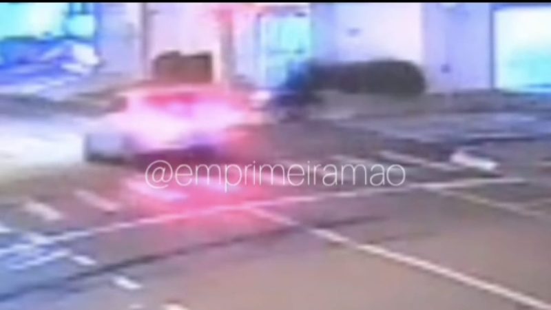 Casal fica ferido após colisão entre moto e carro no bairro Cidade Nova, em Franca